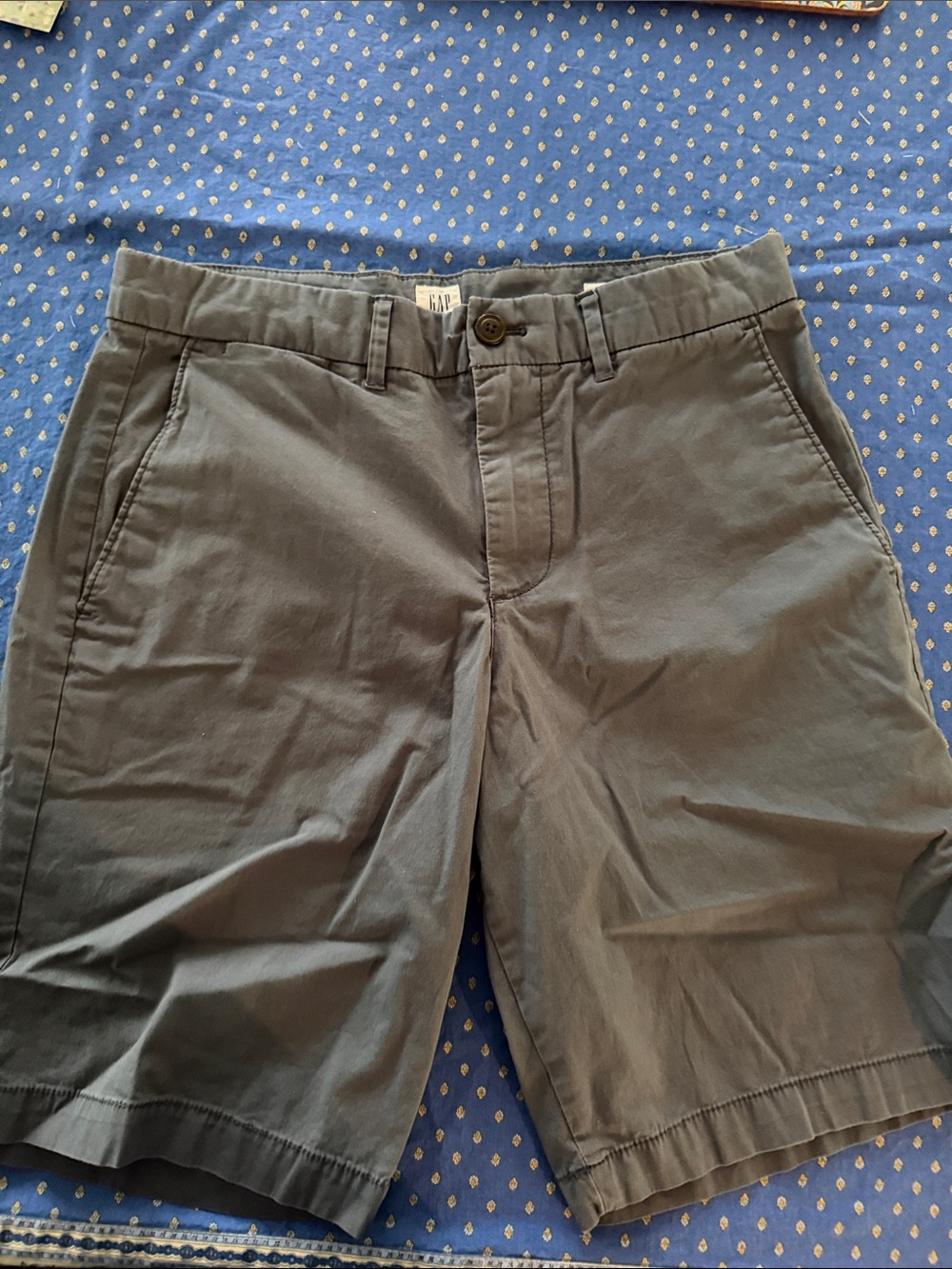 GAP Men's washed navy/gret Flat-Front Cotton Shorts